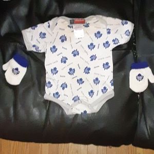 Newborns Leafs outfit & mittens